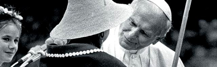 Juan Pablo II atento a la gente