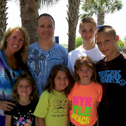 Rebecca Kiessling con esposa e hijos, 