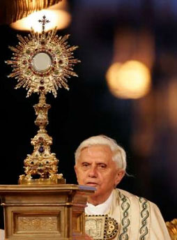 Benedicto XVI - Adoración del Santísimo