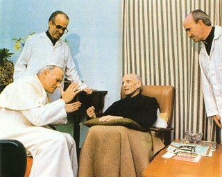 Juan Pablo II con P. Arrupe Anciano
