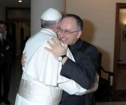 P. Spadaro saluda al Papa Francisco
