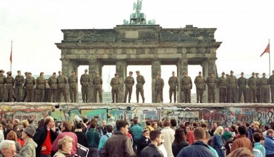 El muro de Berlín resguardado por el ejército comunista