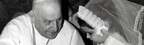 San Juan XXIII y una niña enferma