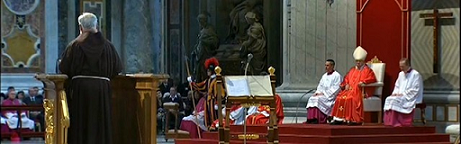 padre Cantalamessa predicando Viernes Santo ante el Papa