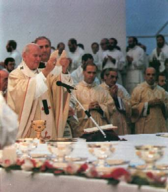 Juan Pablo Ii celebrando la eucaristía neocatecumenal