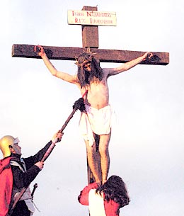 Padeción bajo el poder de Poncio Pilato, fue crucificado, muerto y sepultado