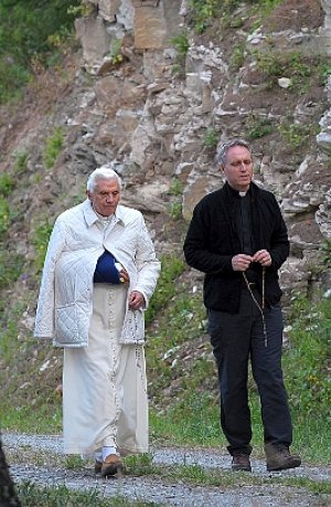 Benedicto XVI rezando el Santo Rosario