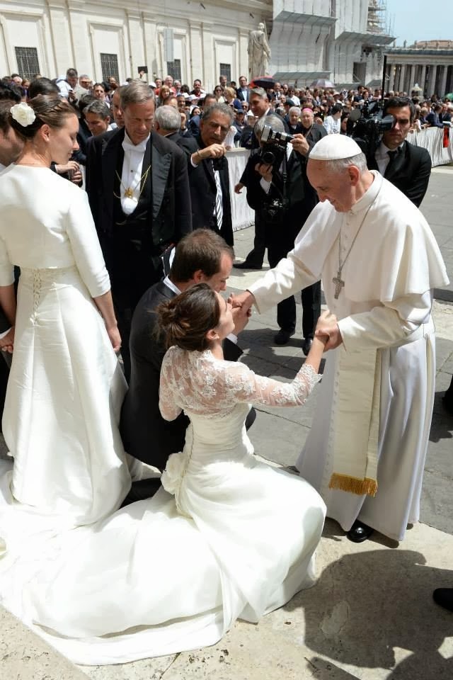 Papa Francisco y los novios