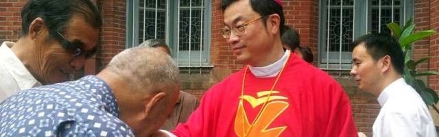 Los comunistas mantienen en «reeducación» al obispo Ma Daqin hasta que ceda: él sigue fiel al Papa
