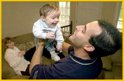 Niño operado en el seno de su madre